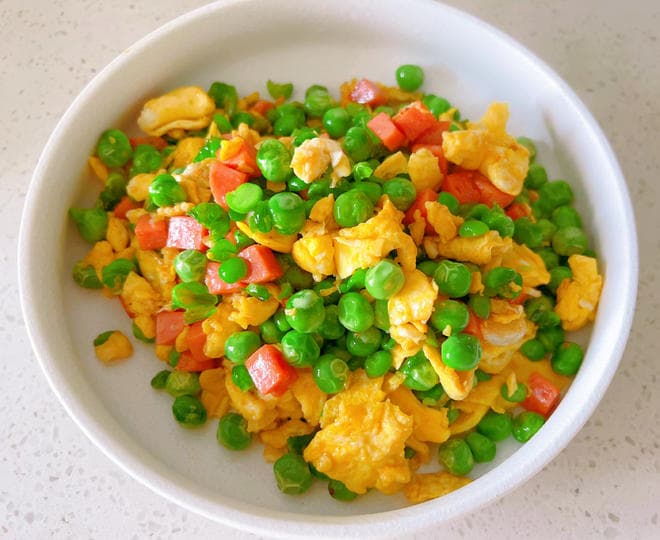 Stir-Fried Eggs with Peas and Ham